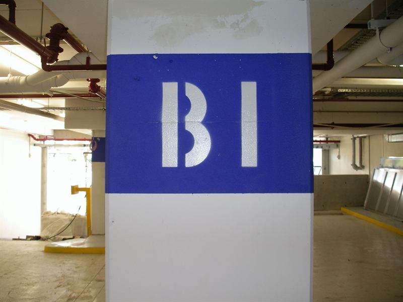 Level marking painted on a carpark column